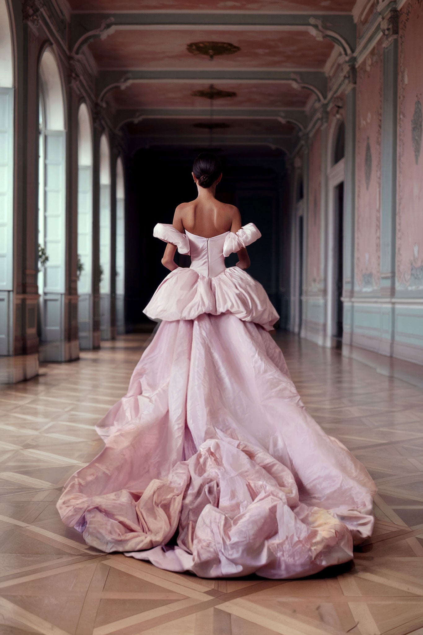 Гламурна сукня силуету «русалка» у глянцево-рожевому відтінку