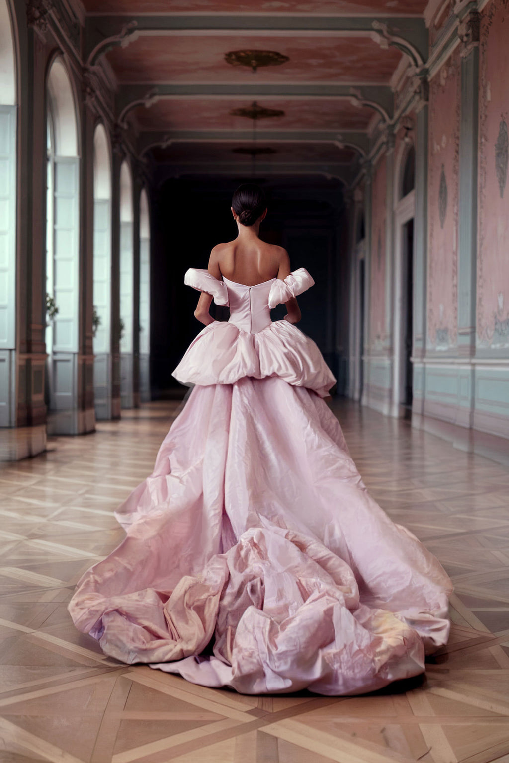 Гламурна сукня силуету «русалка» у глянцево-рожевому відтінку