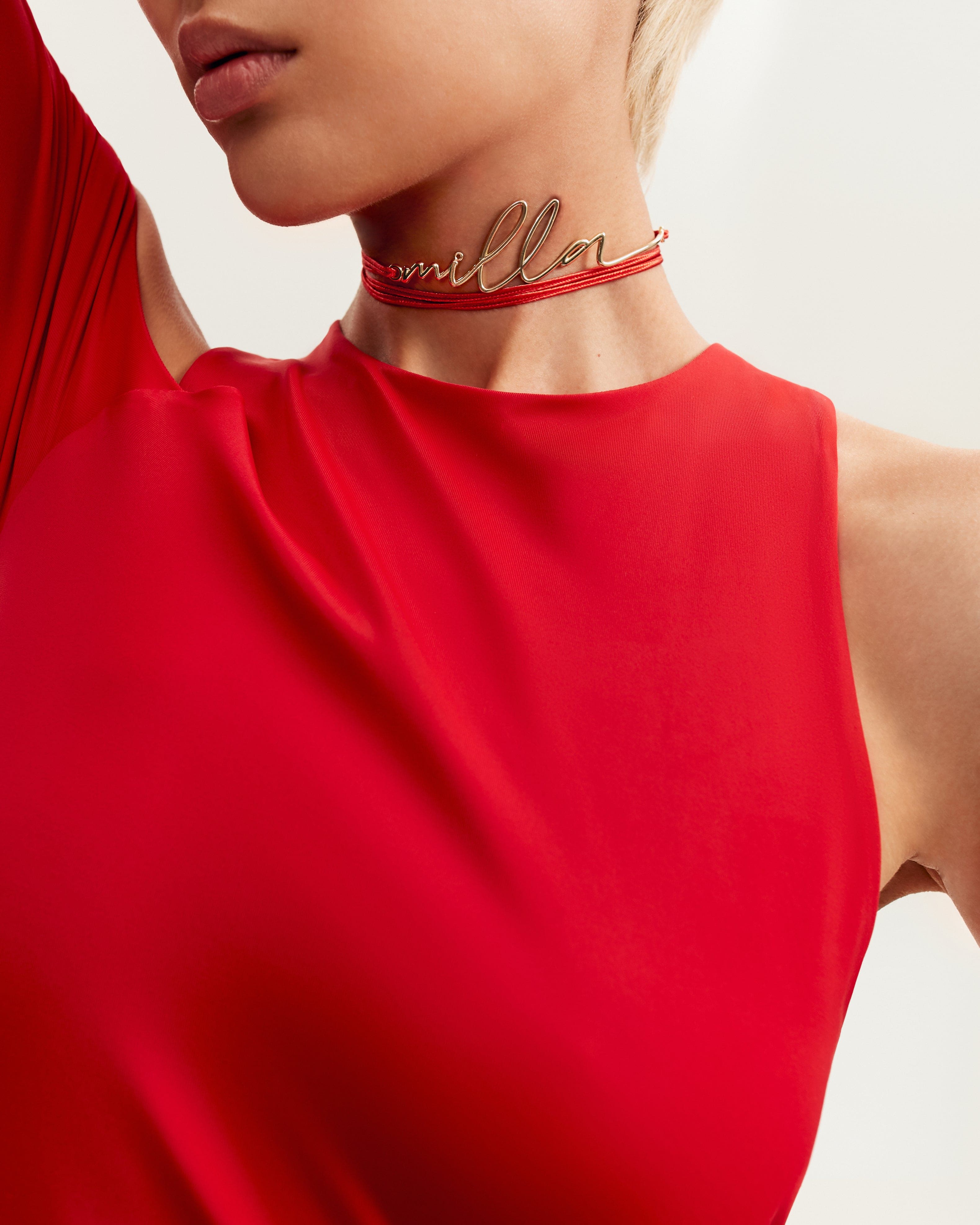 Асиметрична червона мідісукня