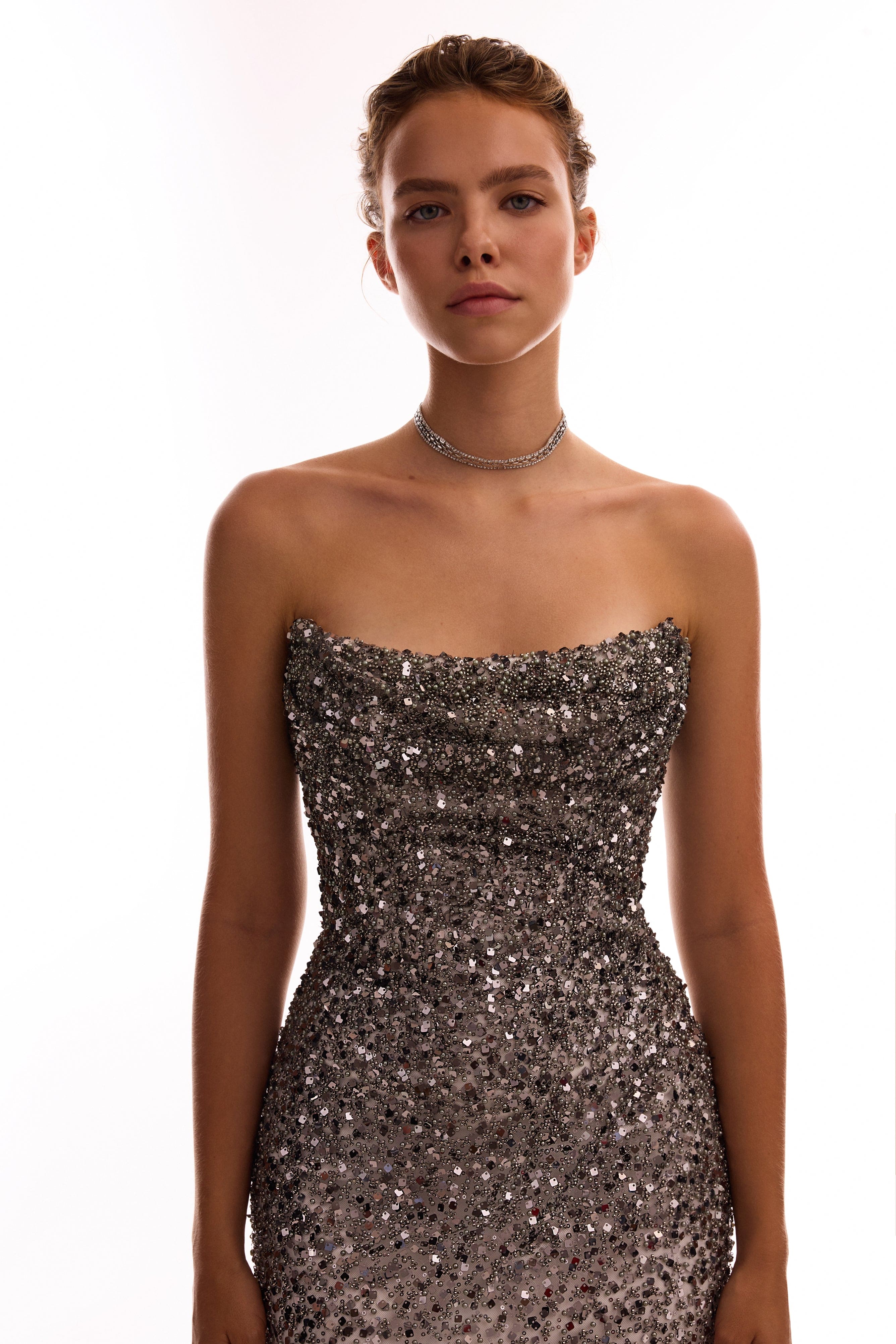 Ефектна напівпрозора срібна максісукня з лелітками