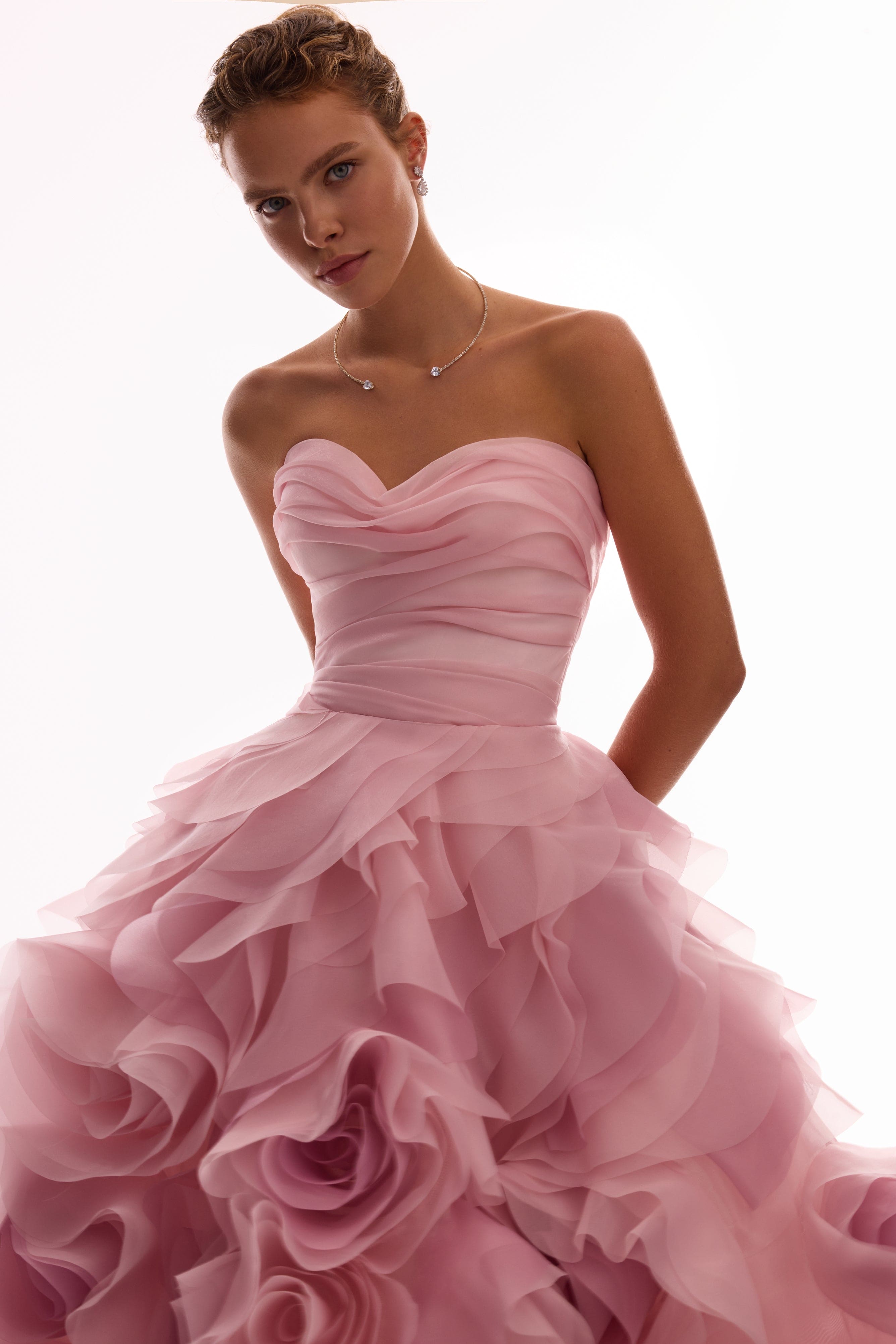 Рожева мідісукня з об'ємними квітами на спідниці