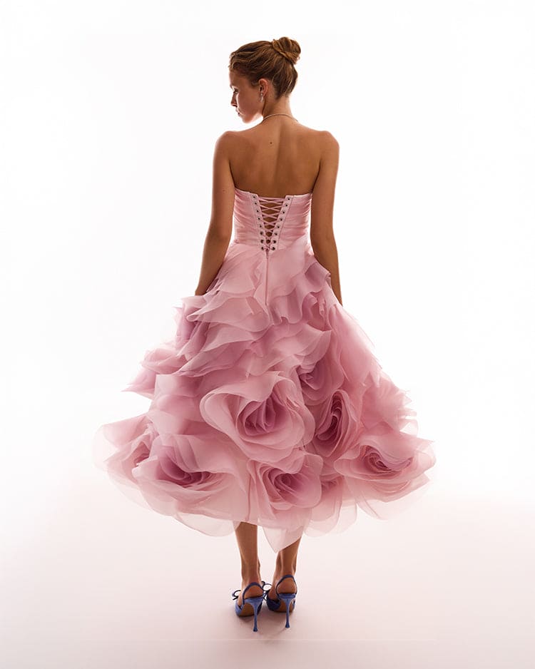 Рожева мідісукня з об'ємними квітами на спідниці