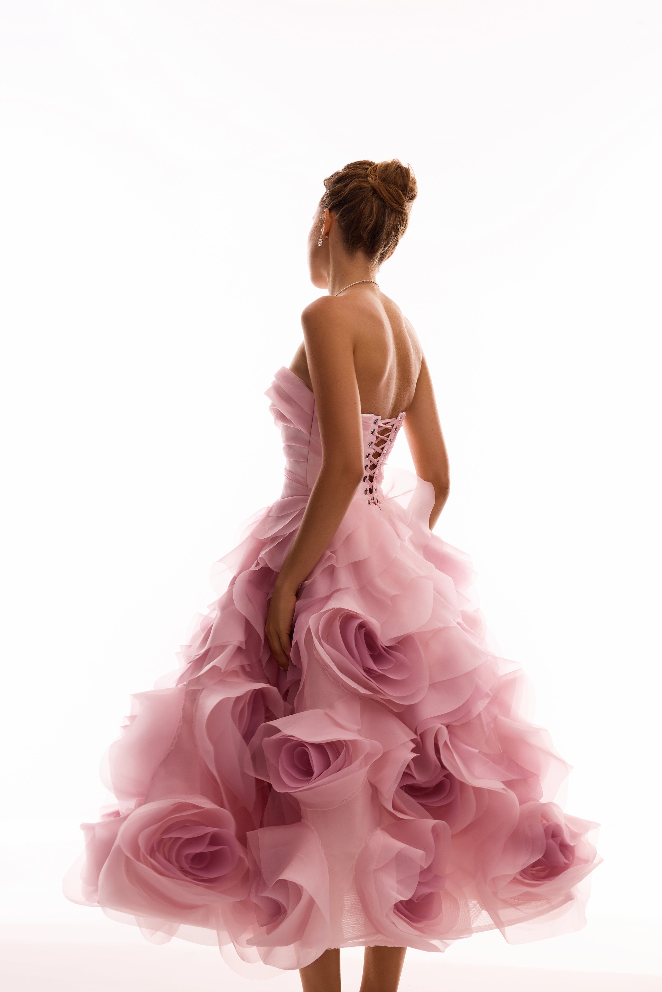 Рожева мідісукня з об'ємними квітами на спідниці