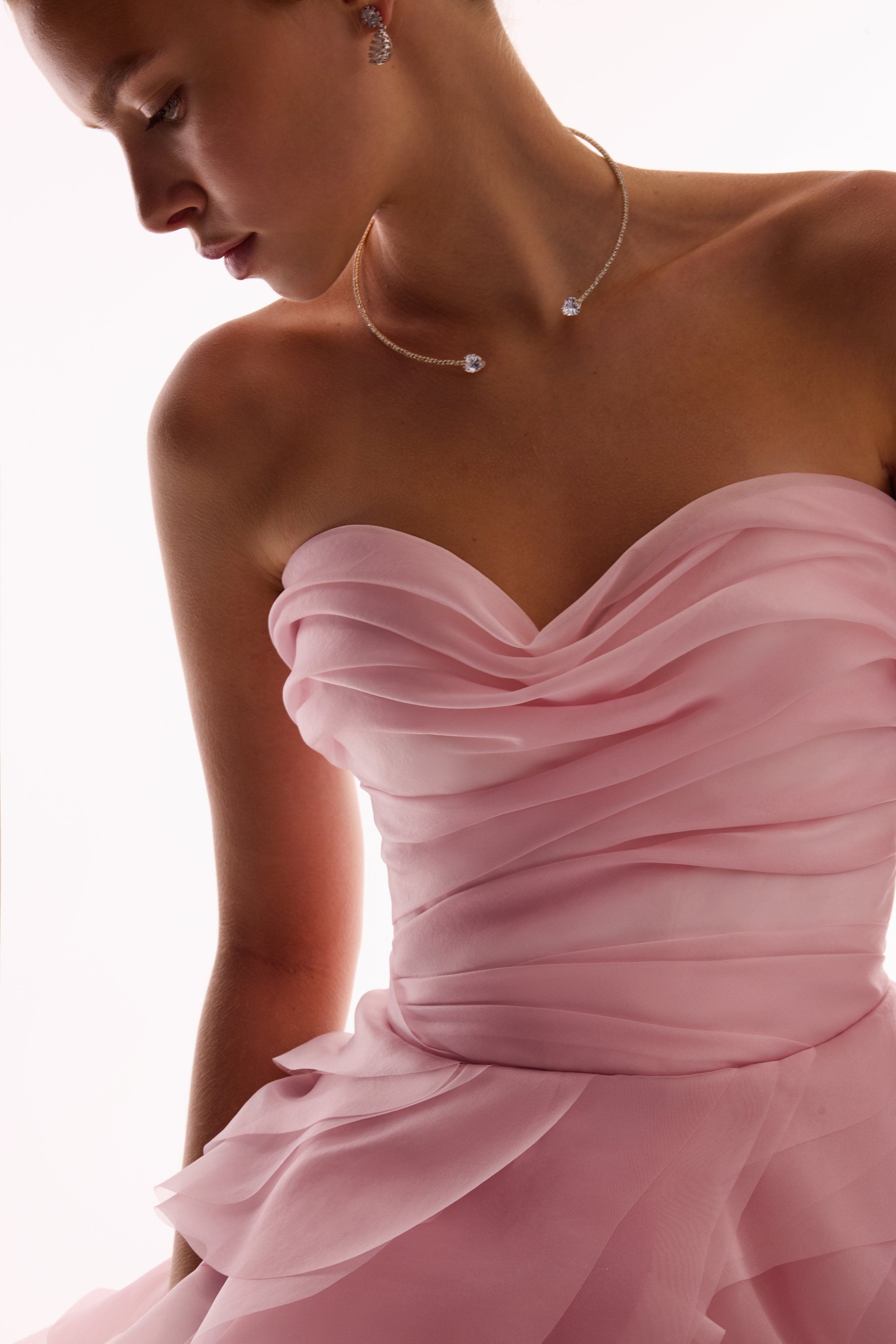 Рожева мідісукня з об'ємними квітами на спідниці