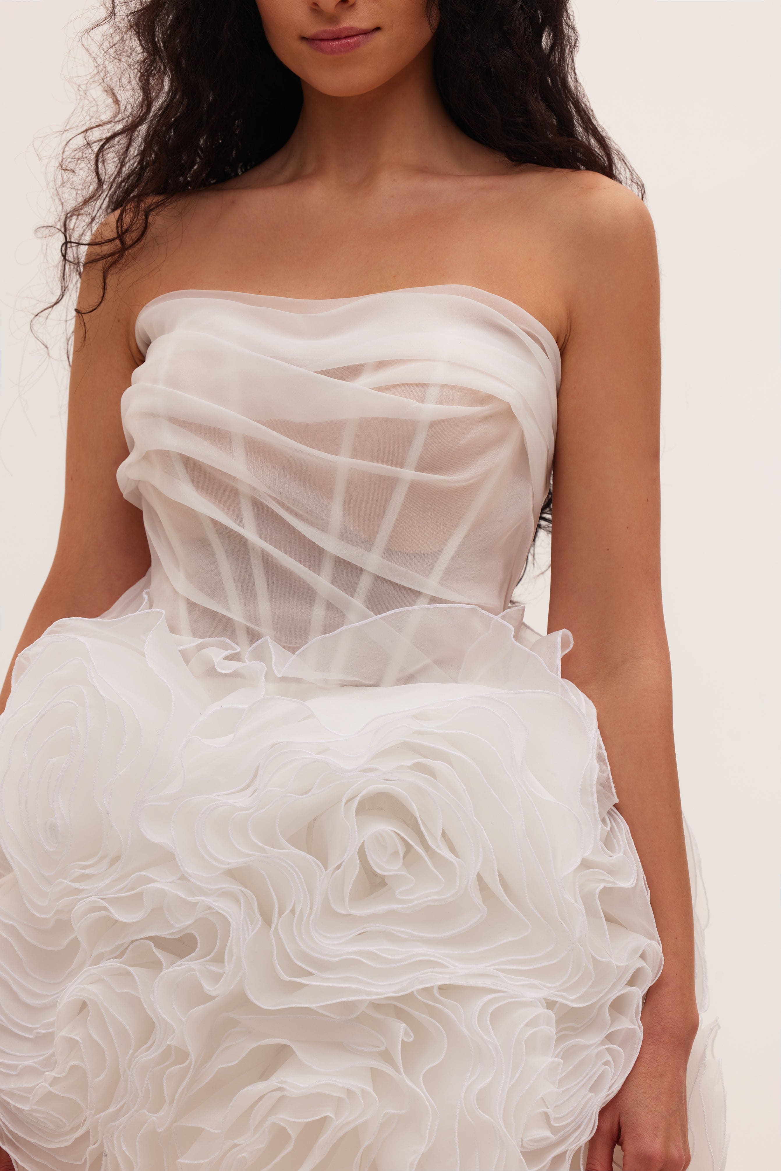 Біла органзова мінісукня з пишною спідницею з об'ємних квітів