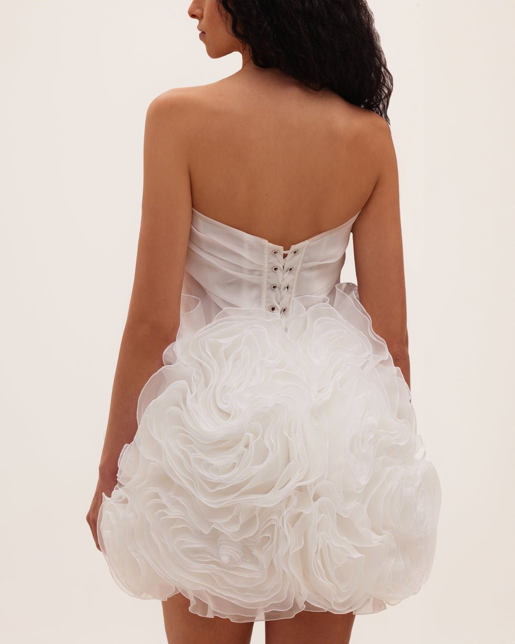 Біла органзова мінісукня з пишною спідницею з об'ємних квітів
