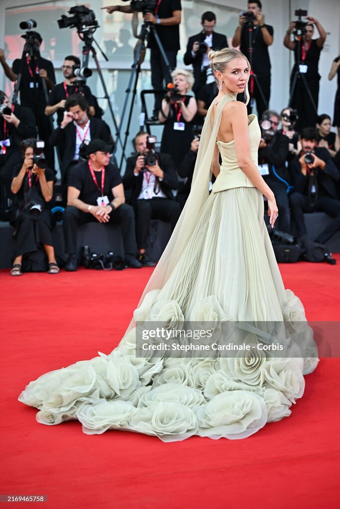 Фісташковий сет із корсетом та спідницею прикрашеною 3D квітами