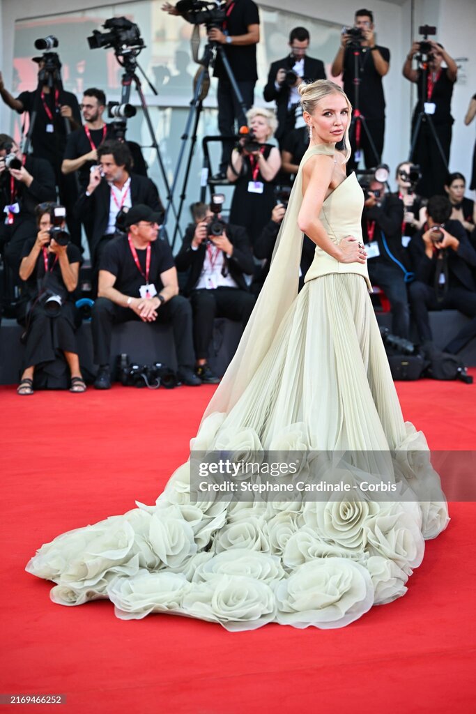 Фісташковий сет із корсетом та спідницею прикрашеною 3D квітами