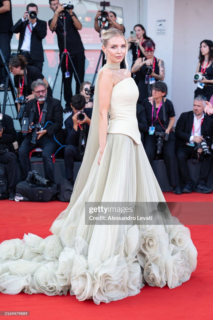 Фісташковий сет із корсетом та спідницею прикрашеною 3D квітами