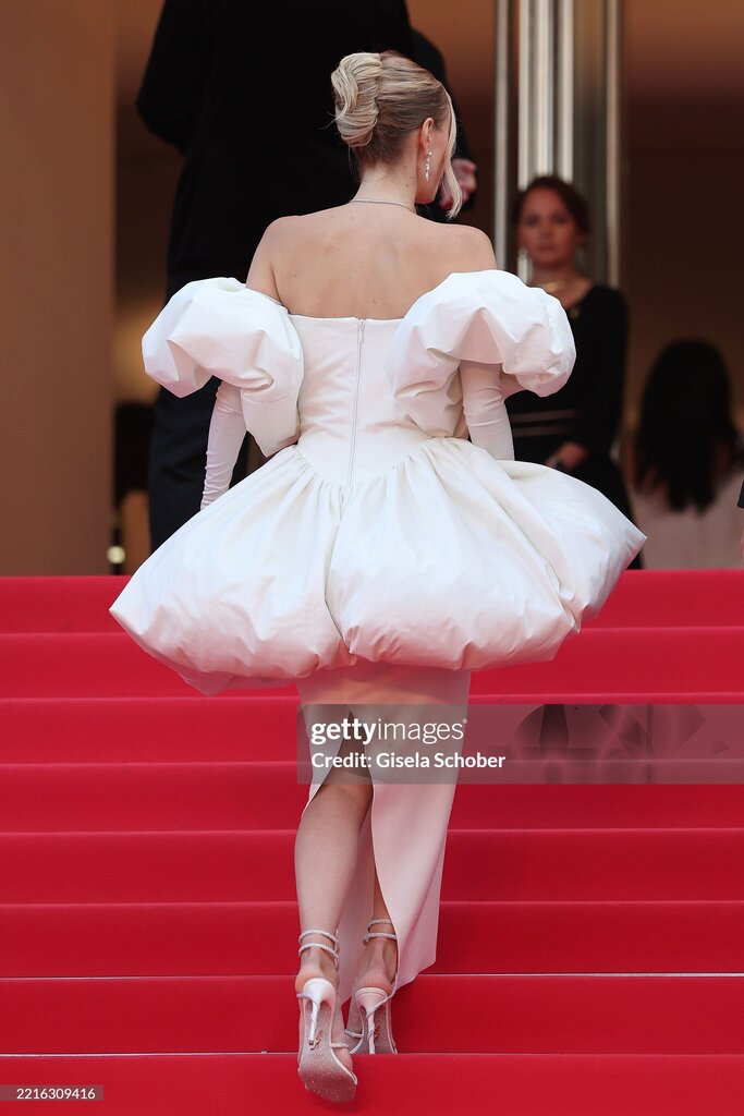 Гламурна сукня силуету «русалка» у білому кольорі