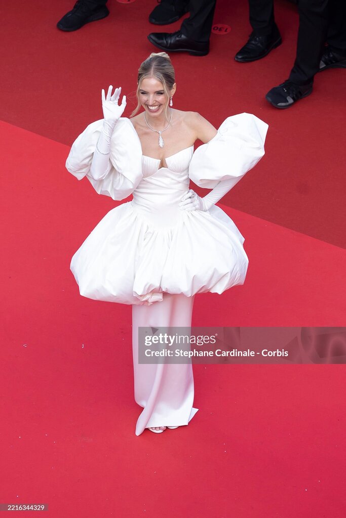 Гламурна сукня силуету «русалка» у білому кольорі