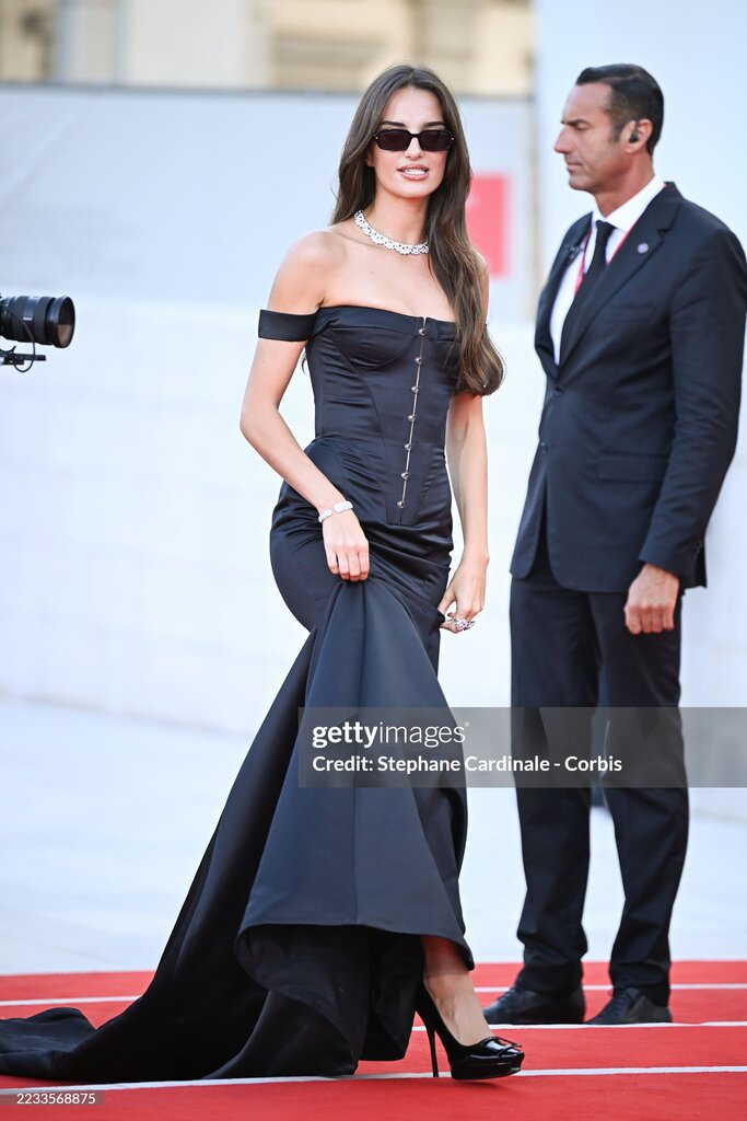 Кутюрна сукня силуету «русалка» у чорному кольорі