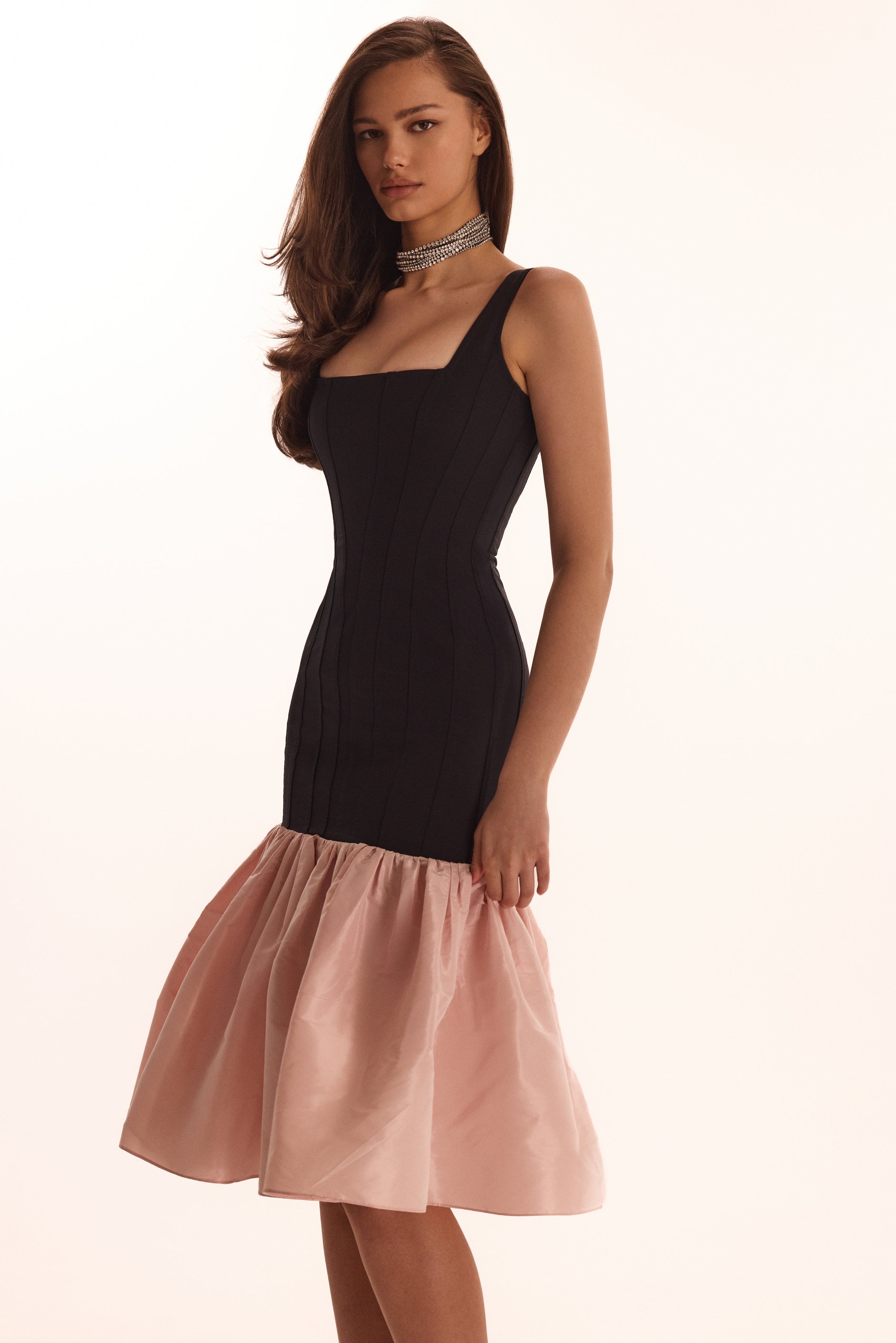 Чорна сукня 2-в-1 з багатоярусною рожевою спідницею