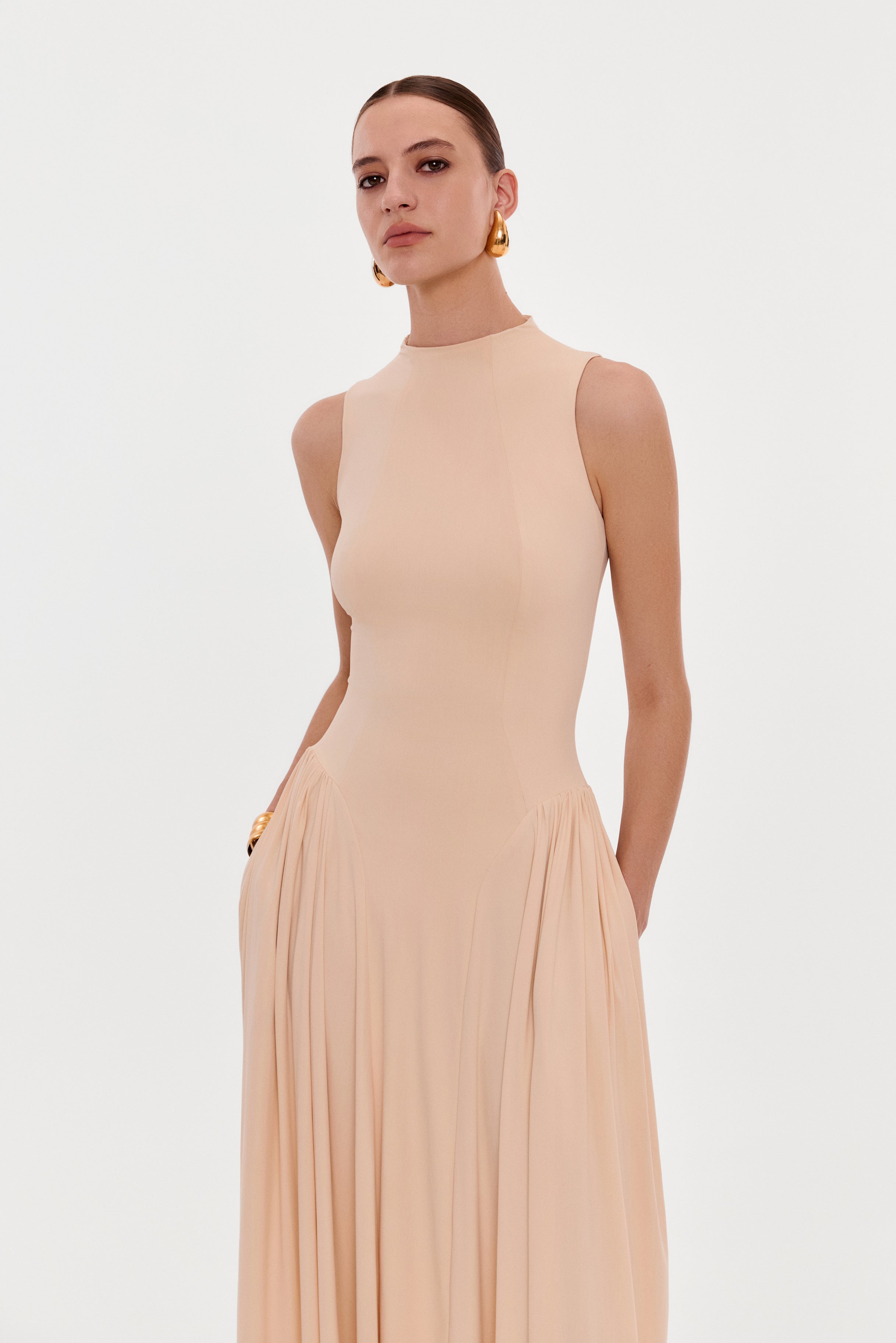 Нюдова мідісукня з високим коміром та плісированою спідницею