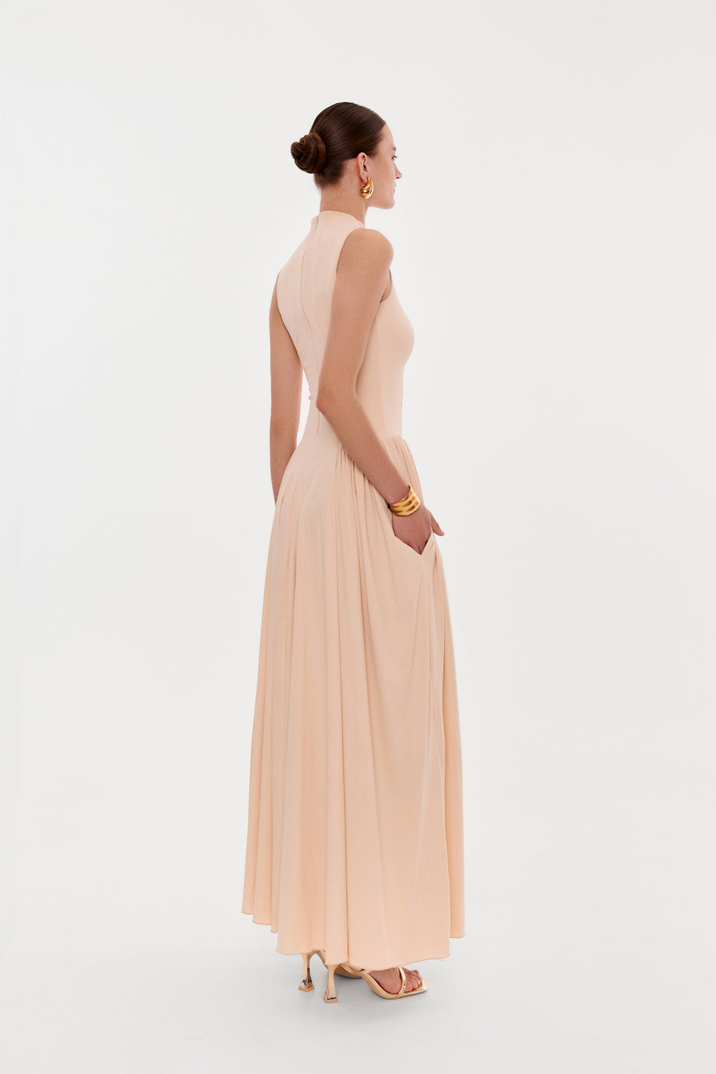 Нюдова мідісукня з високим коміром та плісированою спідницею