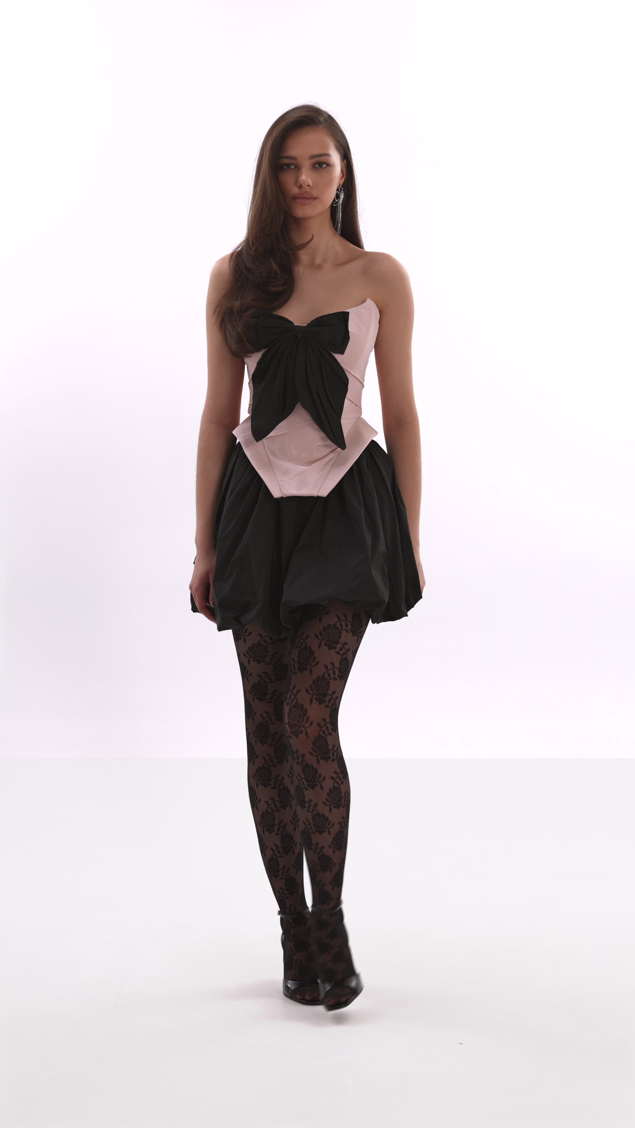 Чорна спідниця-балон у довжині міні