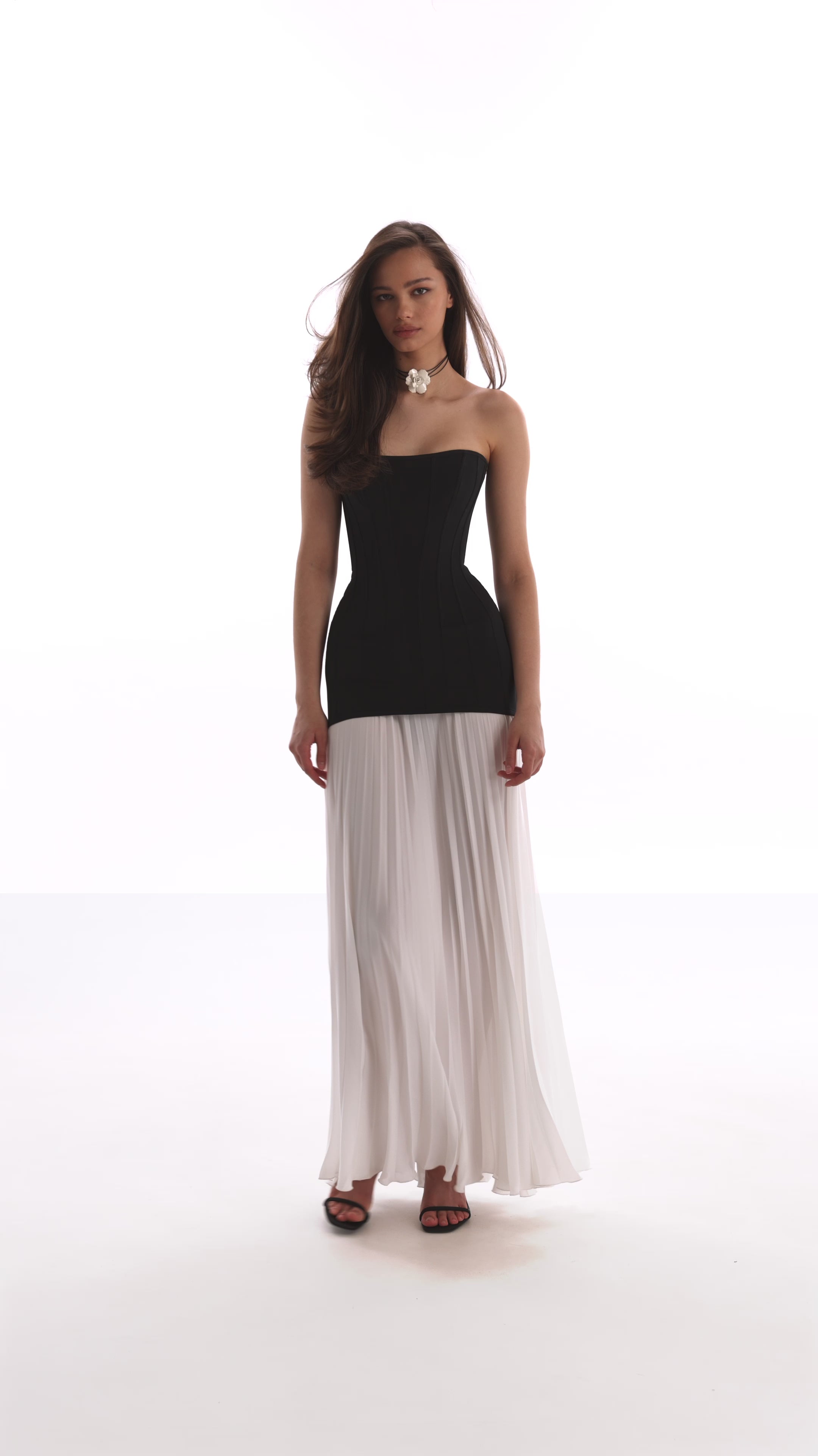 Чорно-біла сукня з плісированою спідницею