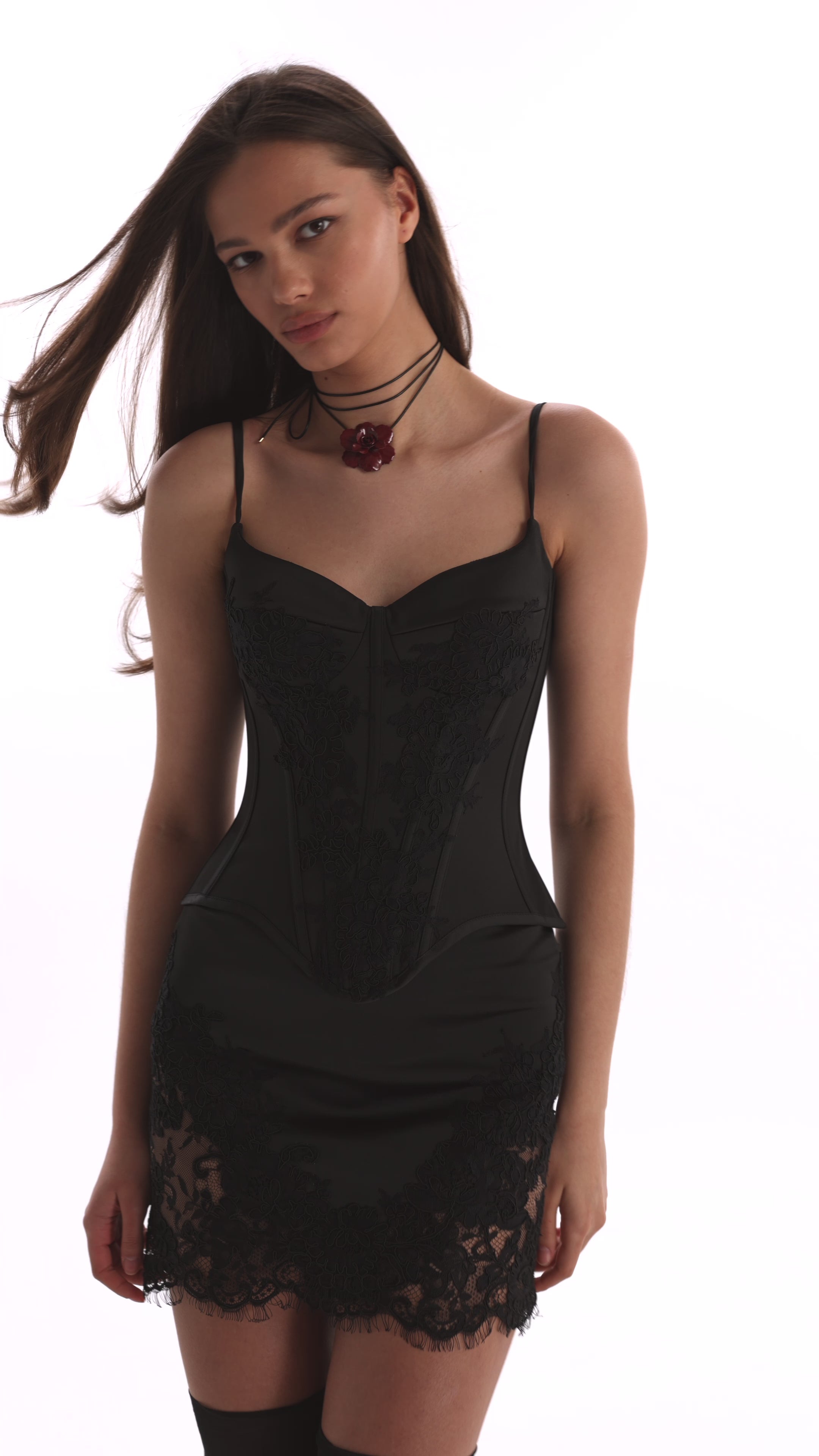 Облягаюча чорна мініспідниця, оздоблена мереживом