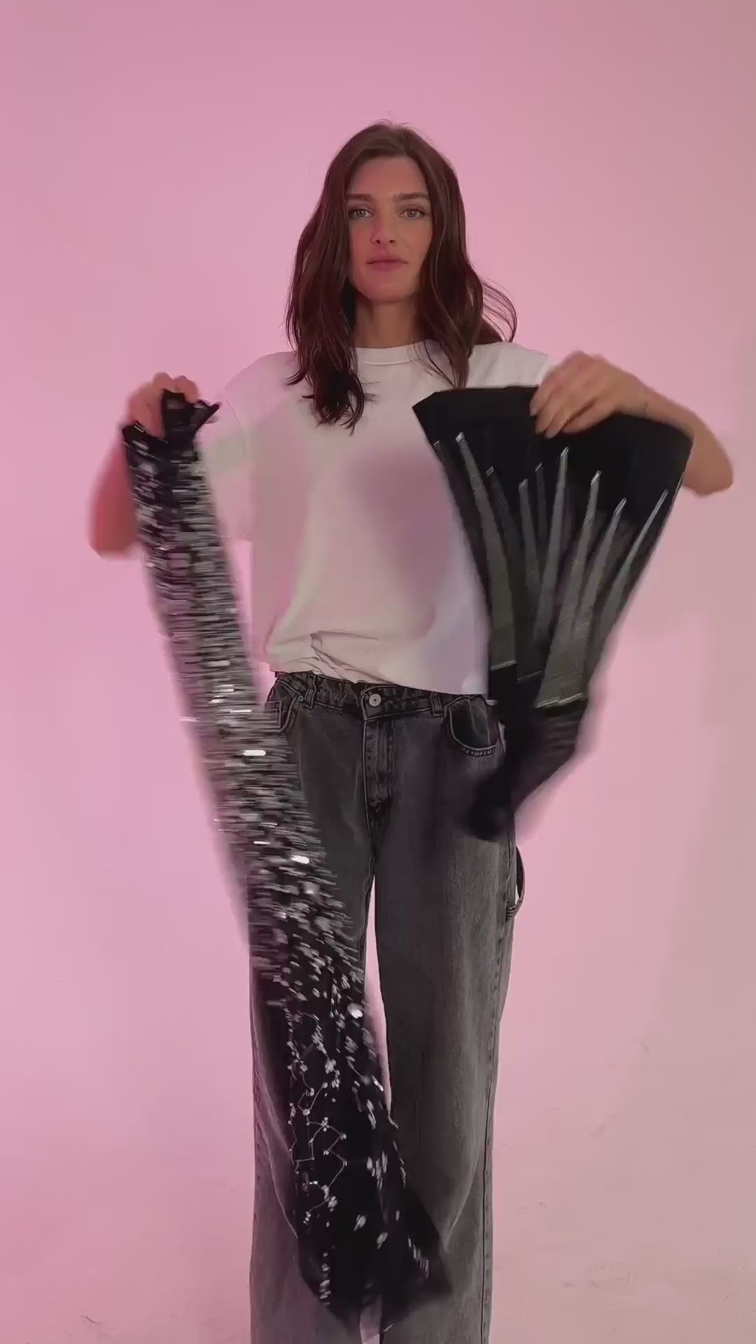 Ефектний сет з чорного корсету і напівпрозорою блискучою спідницею