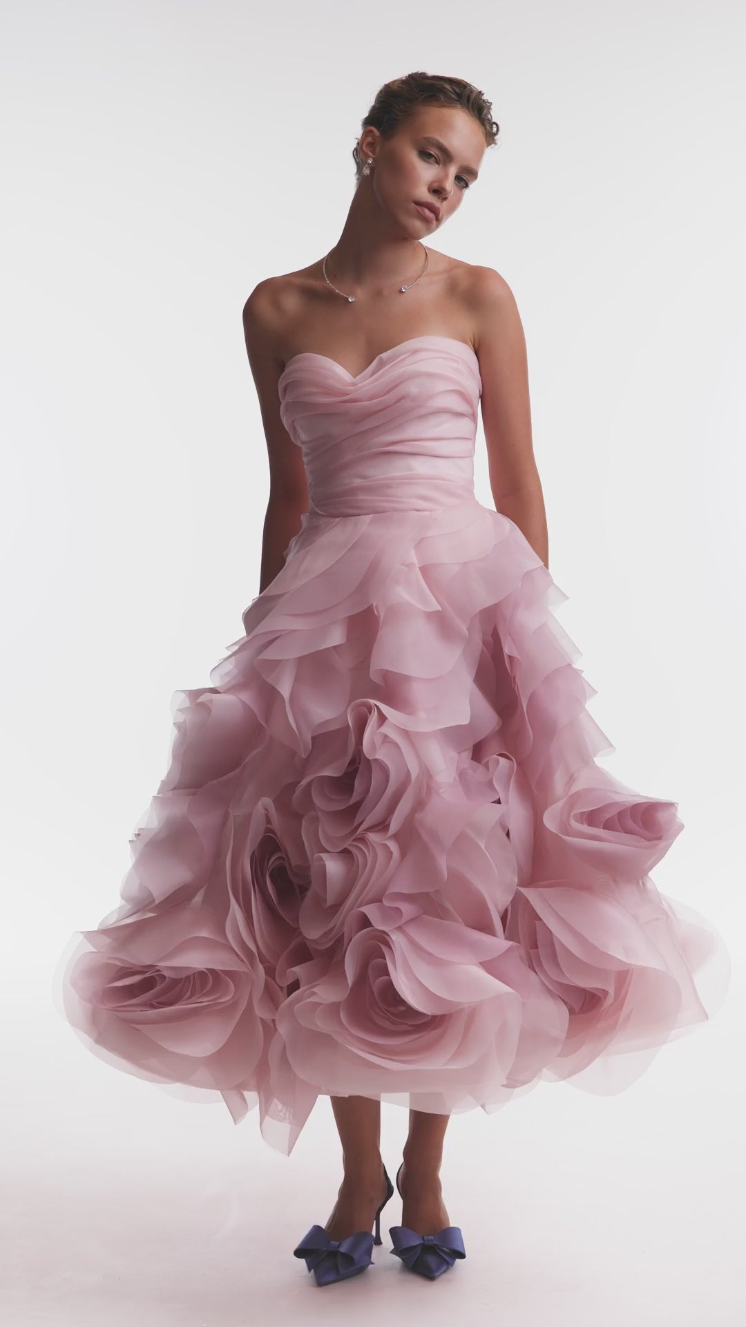 Рожева мідісукня з об'ємними квітами на спідниці