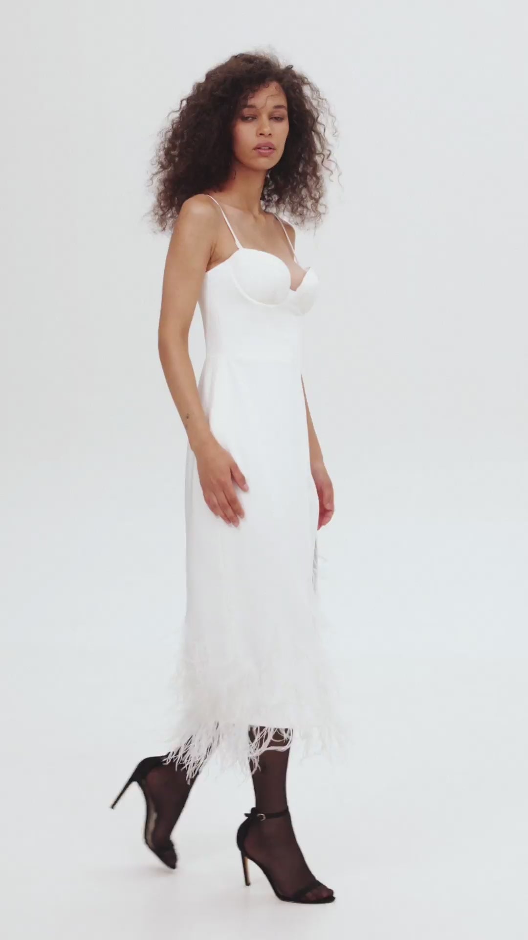 Біла коктейльна сукня міді оздоблена пір’ям