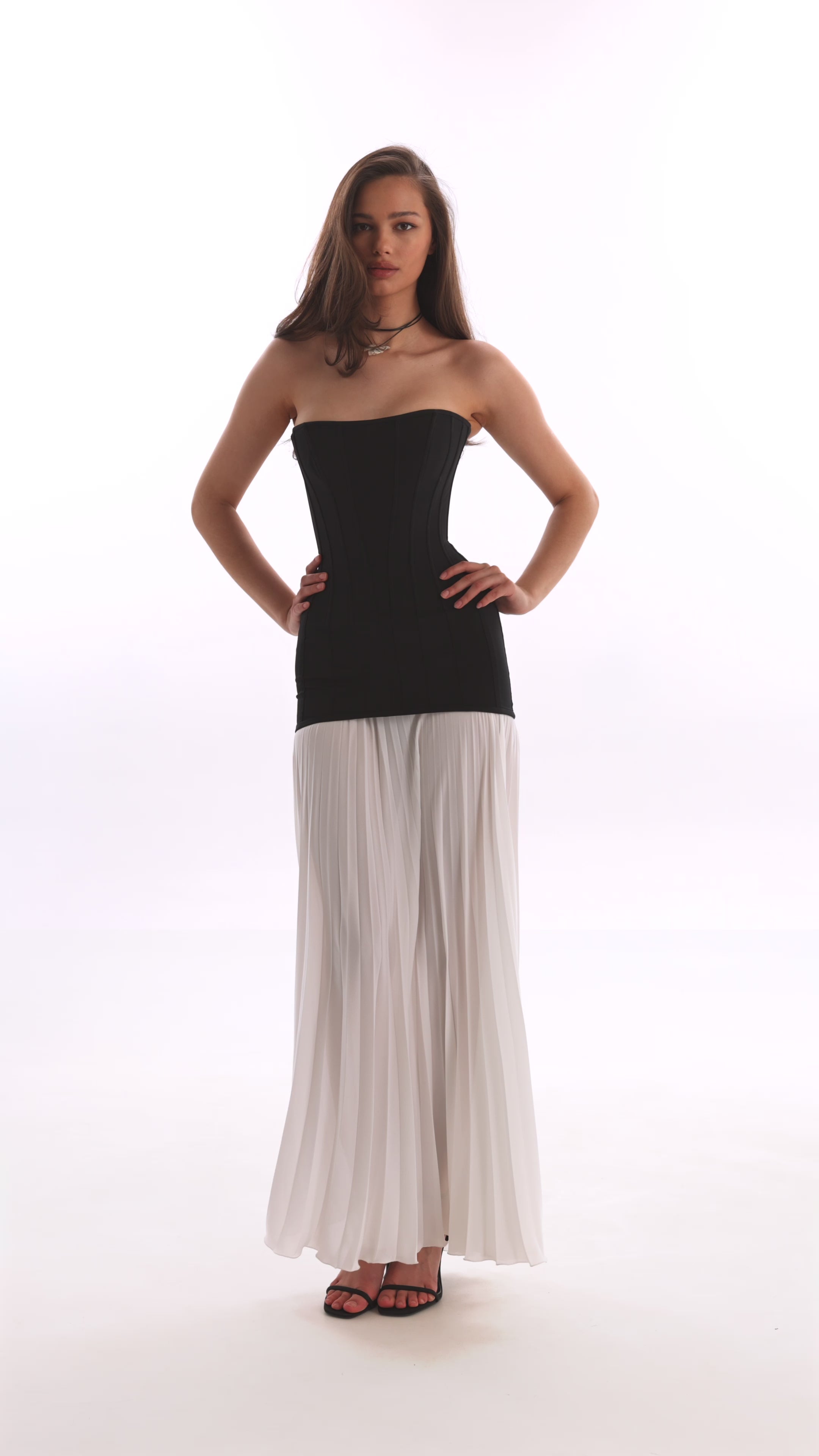 Чорно-біла сукня з плісированою спідницею