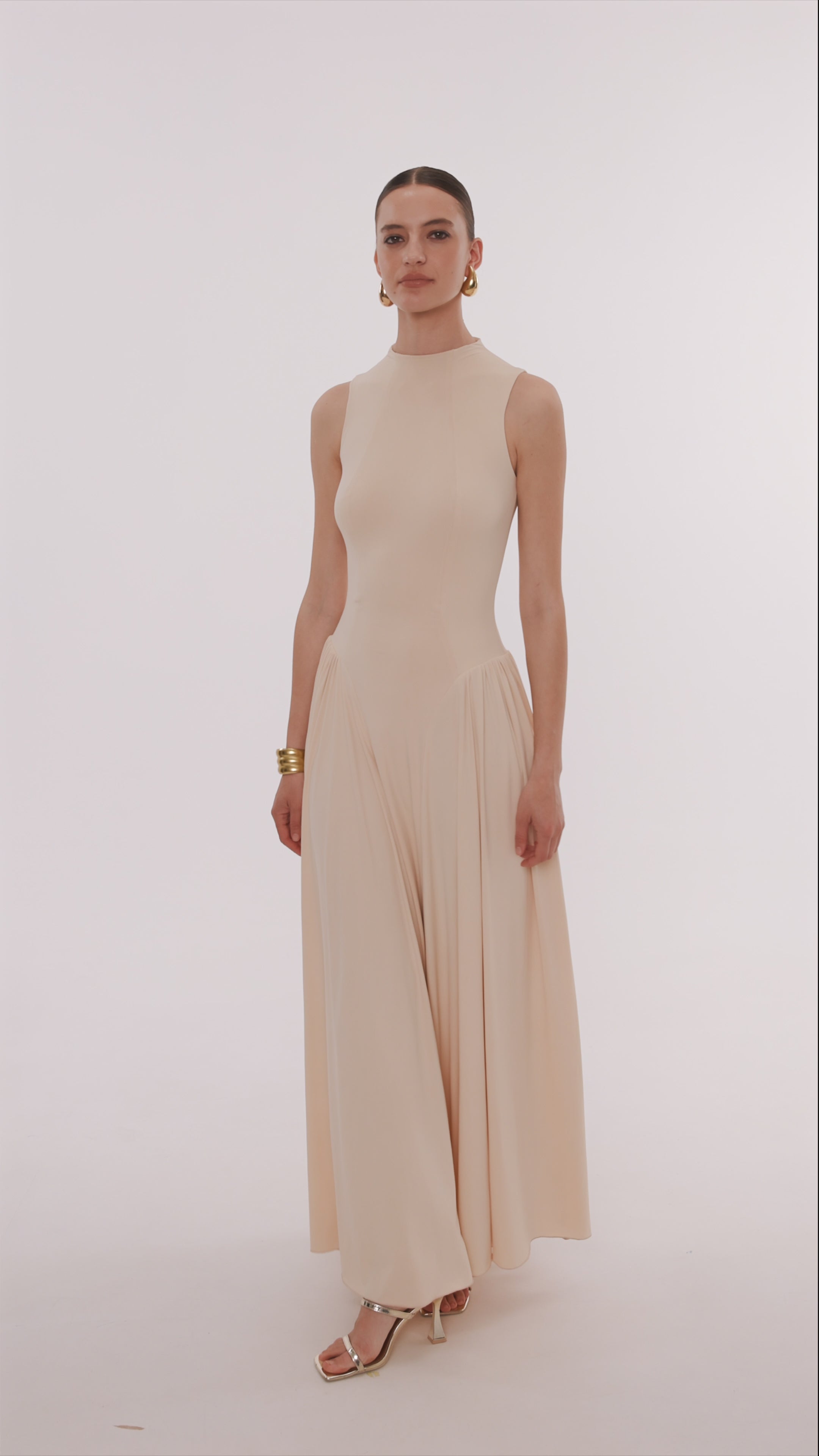 Нюдова мідісукня з високим коміром та плісированою спідницею