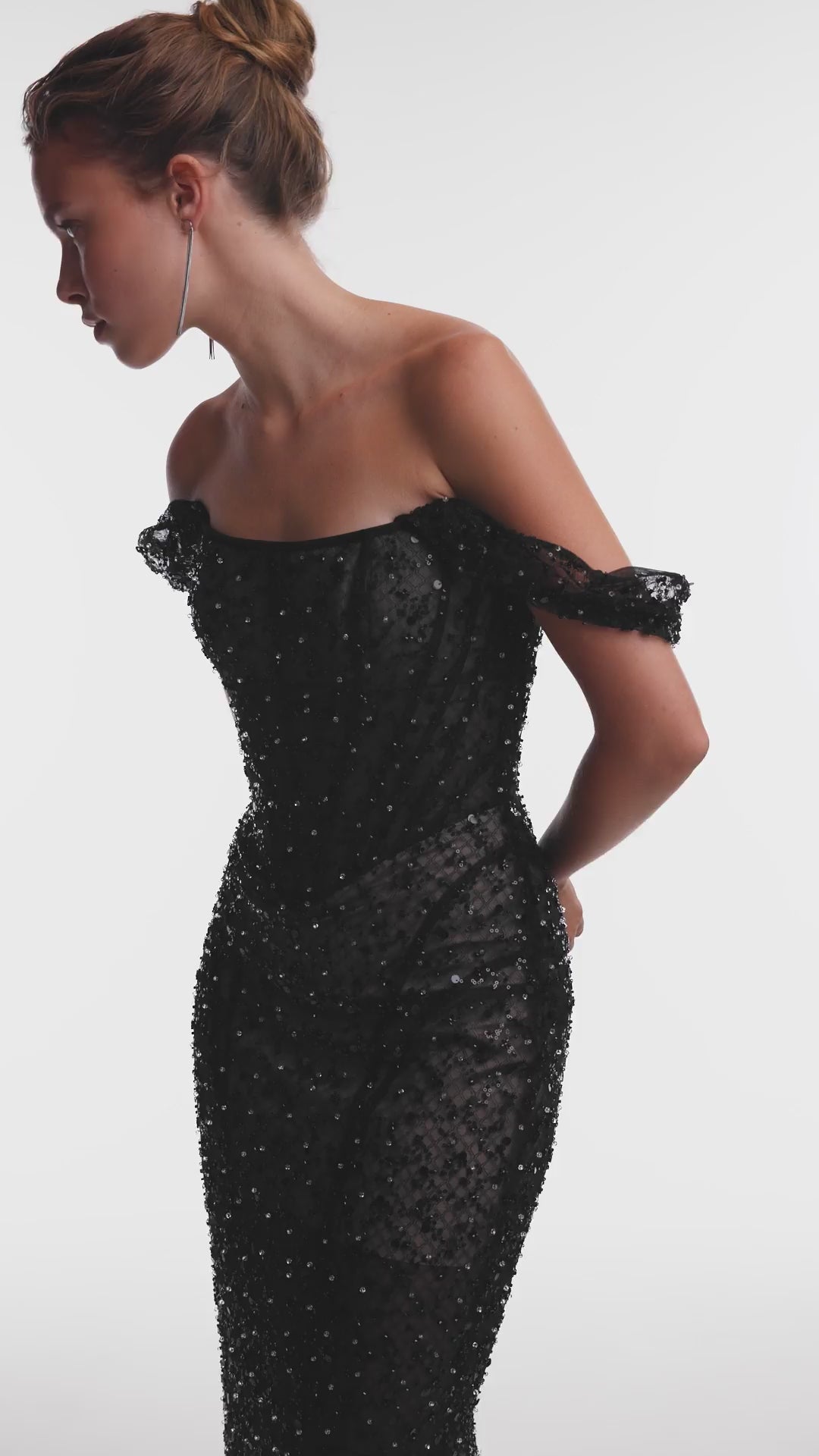 Чорна напівпрозора максісукня, оздоблена мерехтливими лелітками