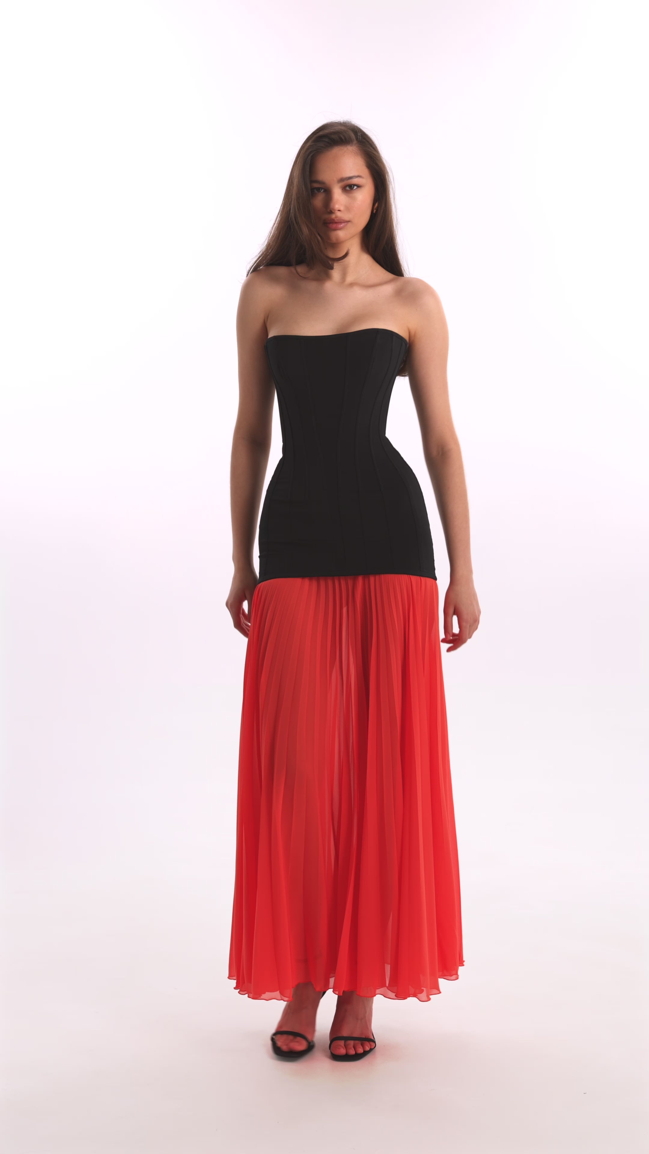 Чорно-коралова сукня з плісированою спідницею