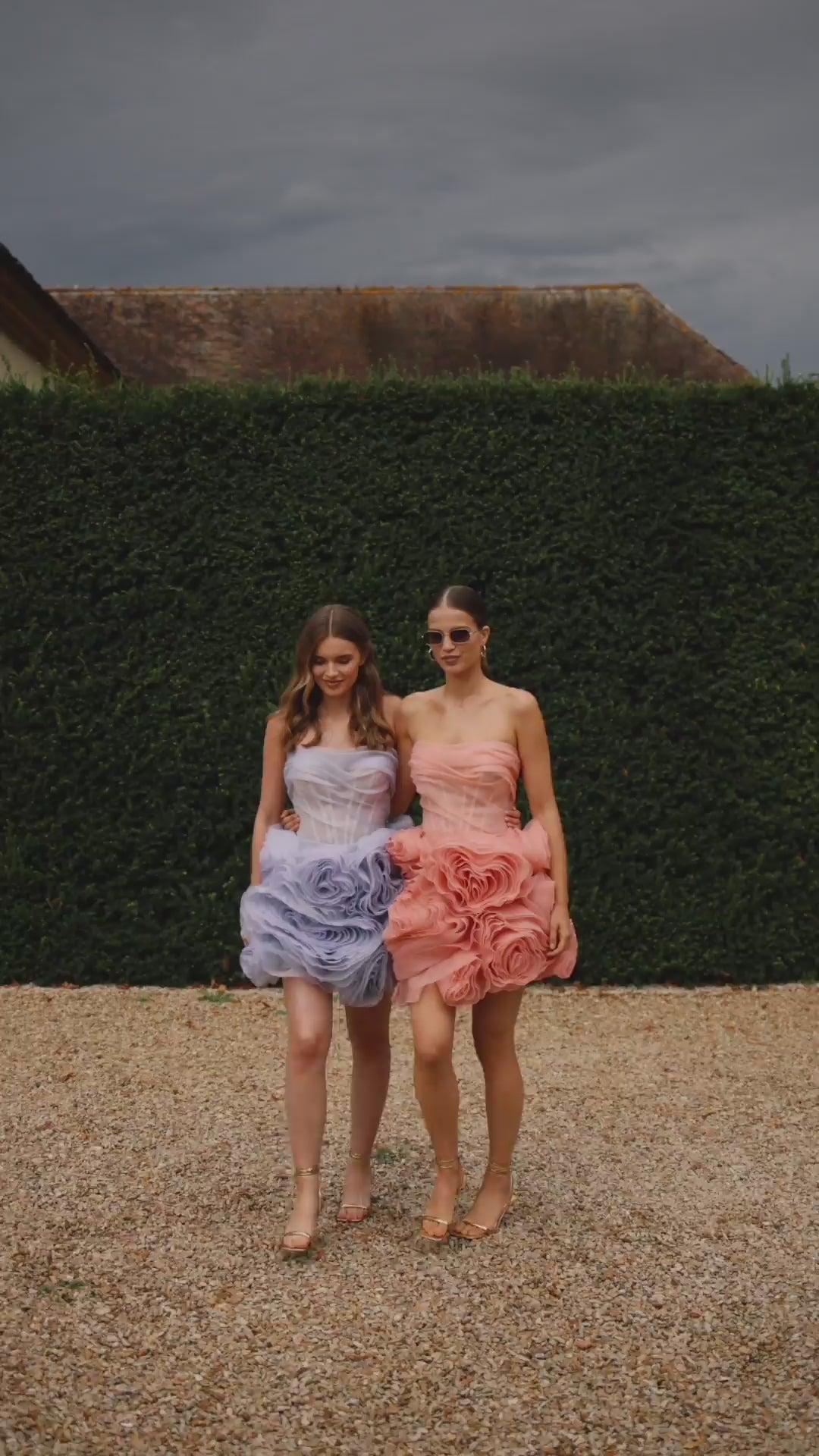 Коралова мінісукня з пишною спідницею з об'ємних квітів