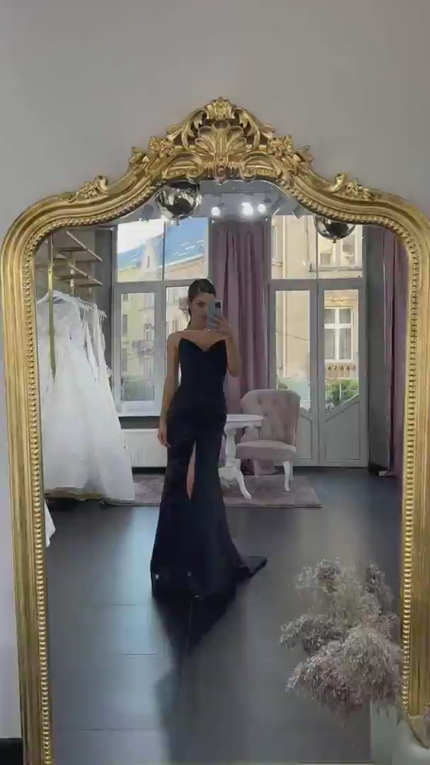 Чорна атласна сукня-русалка максі без бретелей