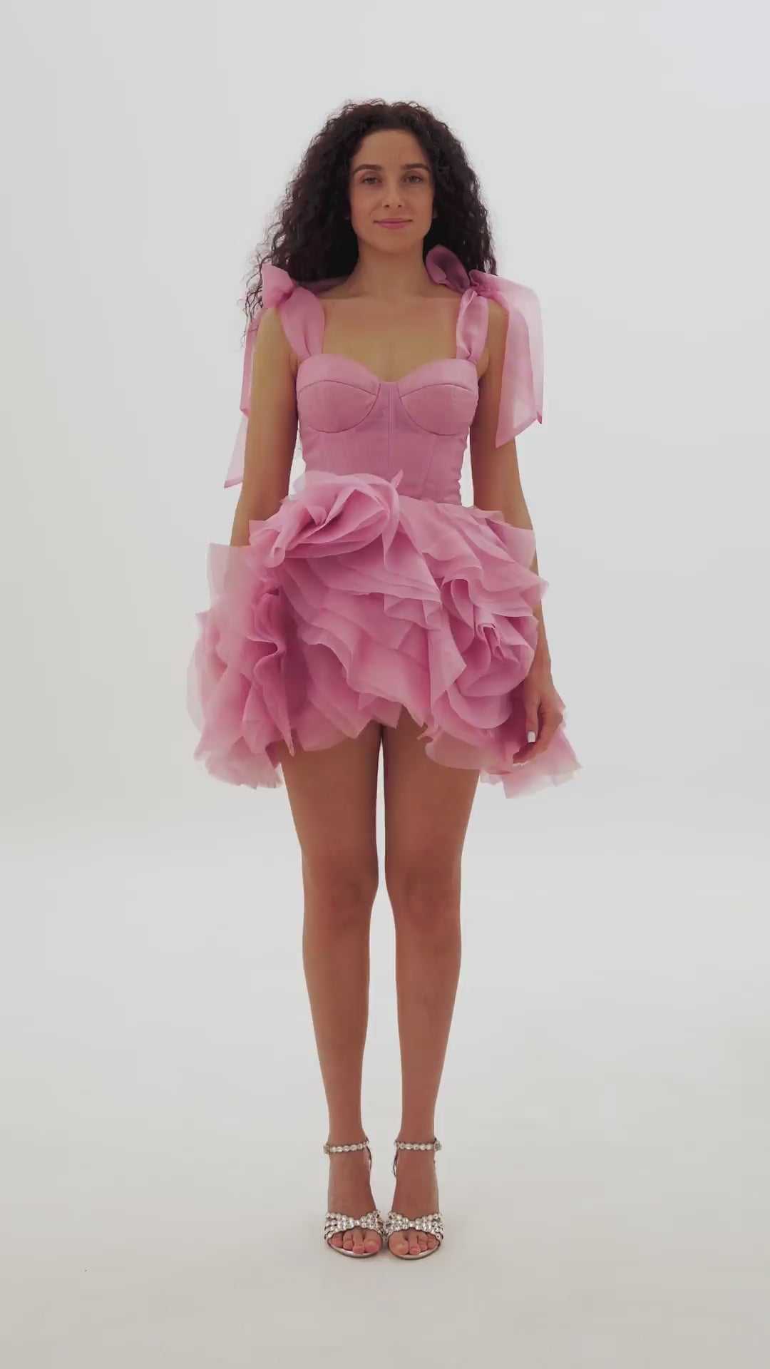 Рожева мінісукня з квітковими аплікаціями