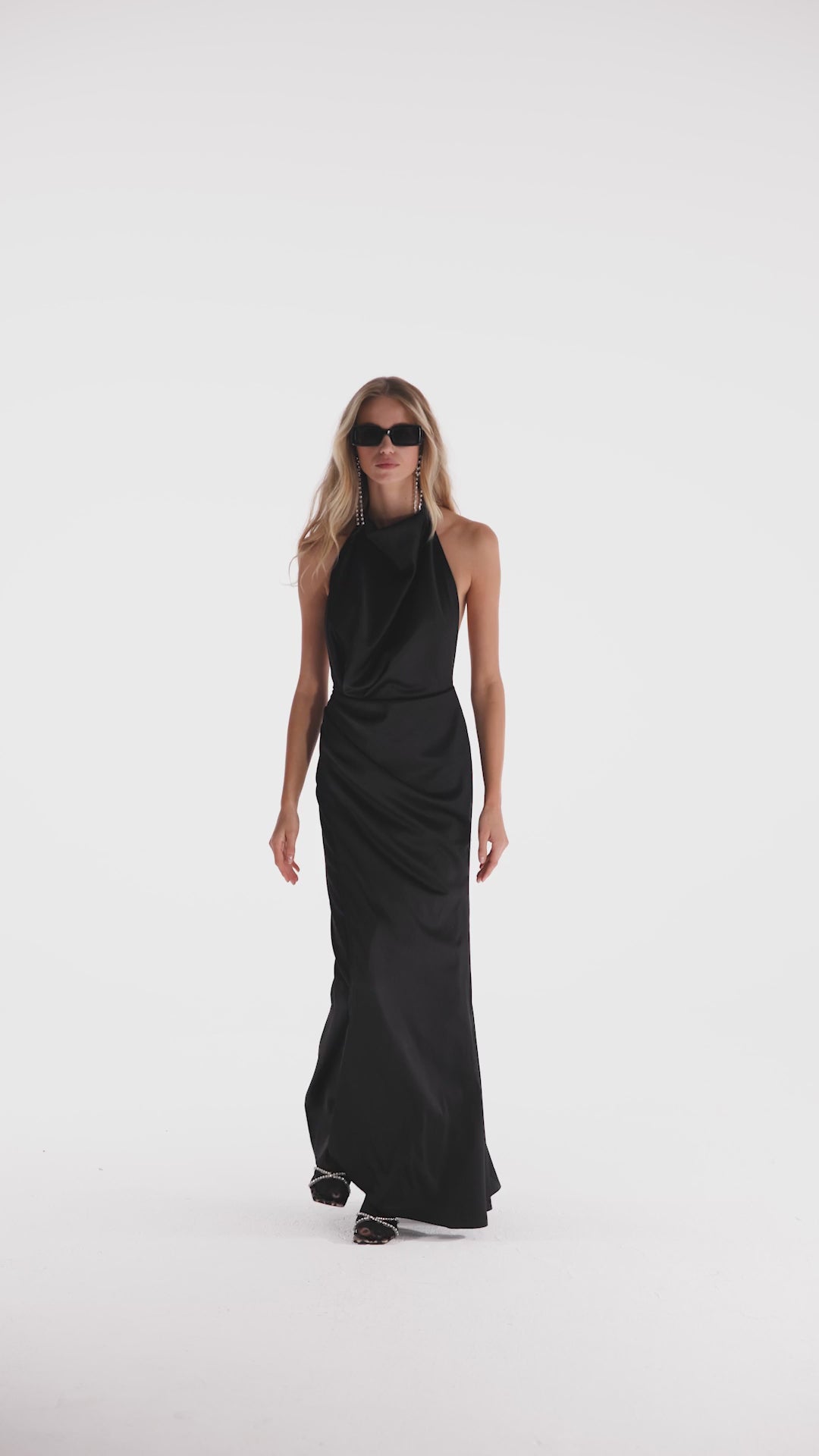 Чорна максісукня з високим коміром та відкритою спиною