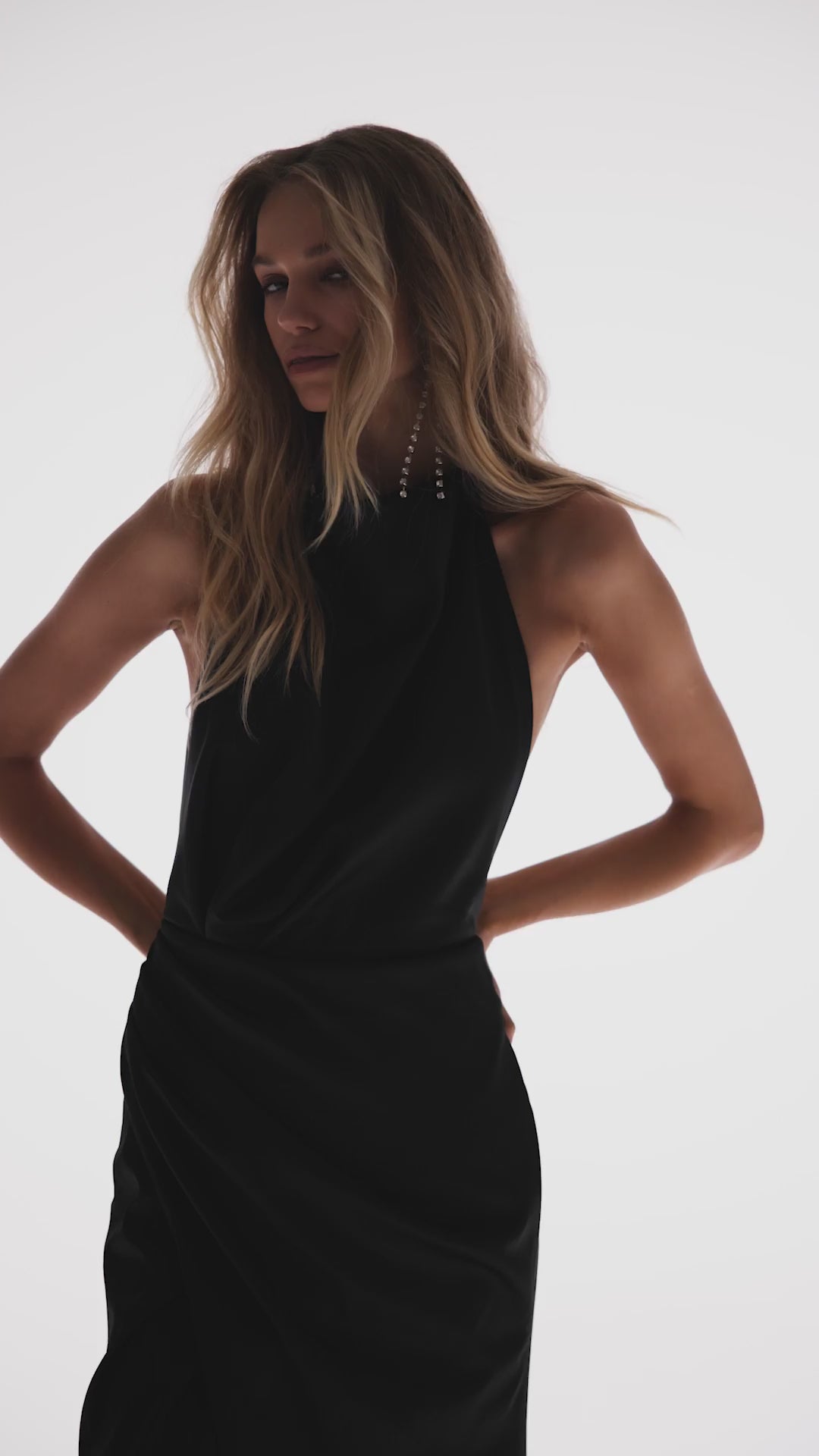 Чорна максісукня з високим коміром та відкритою спиною