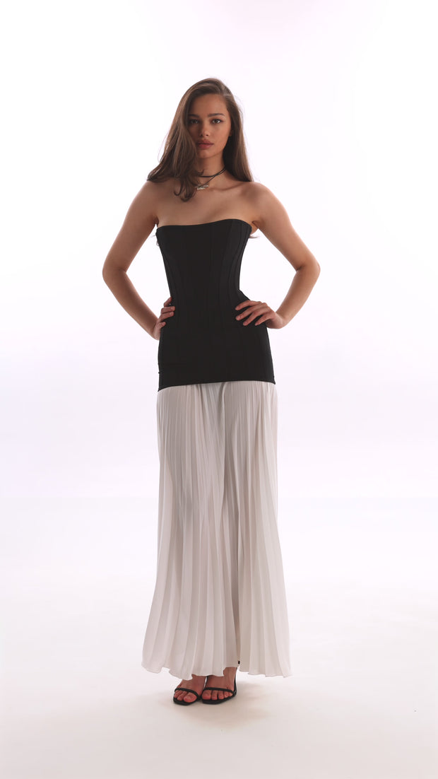 Чорно-біла сукня з плісированою спідницею