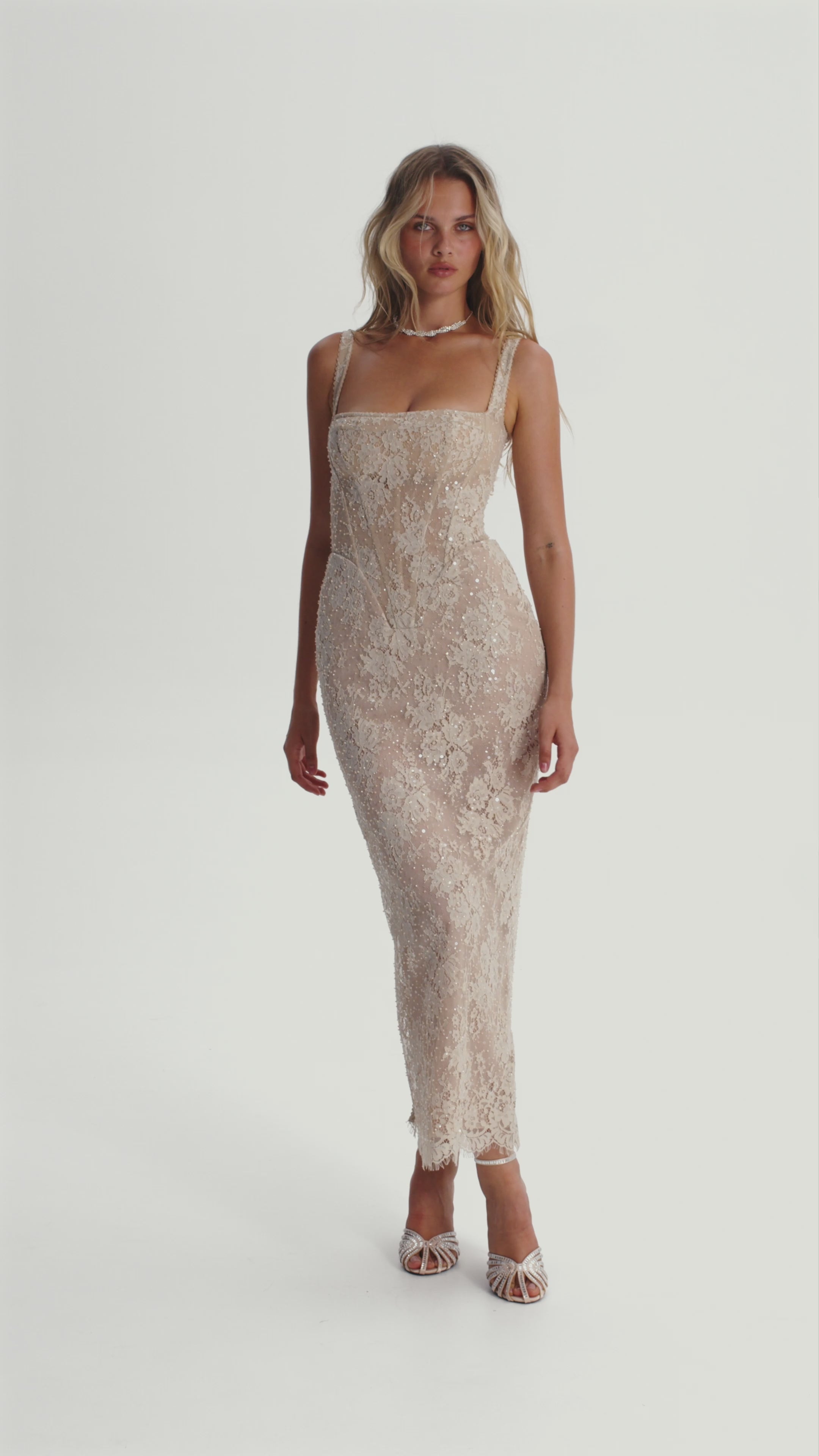 Бежева приталена мереживна сукня з лелітками