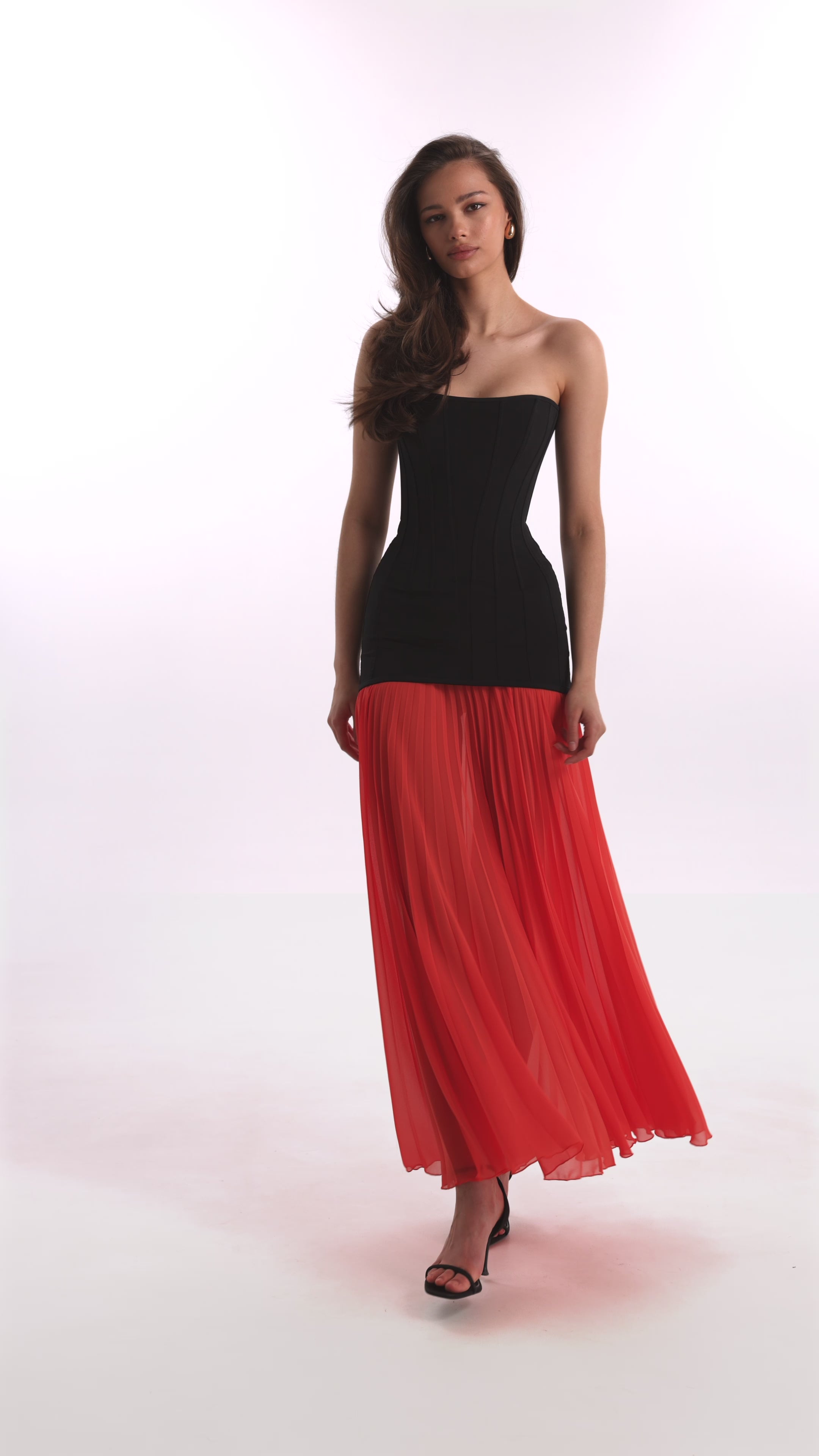 Чорно-коралова сукня з плісированою спідницею