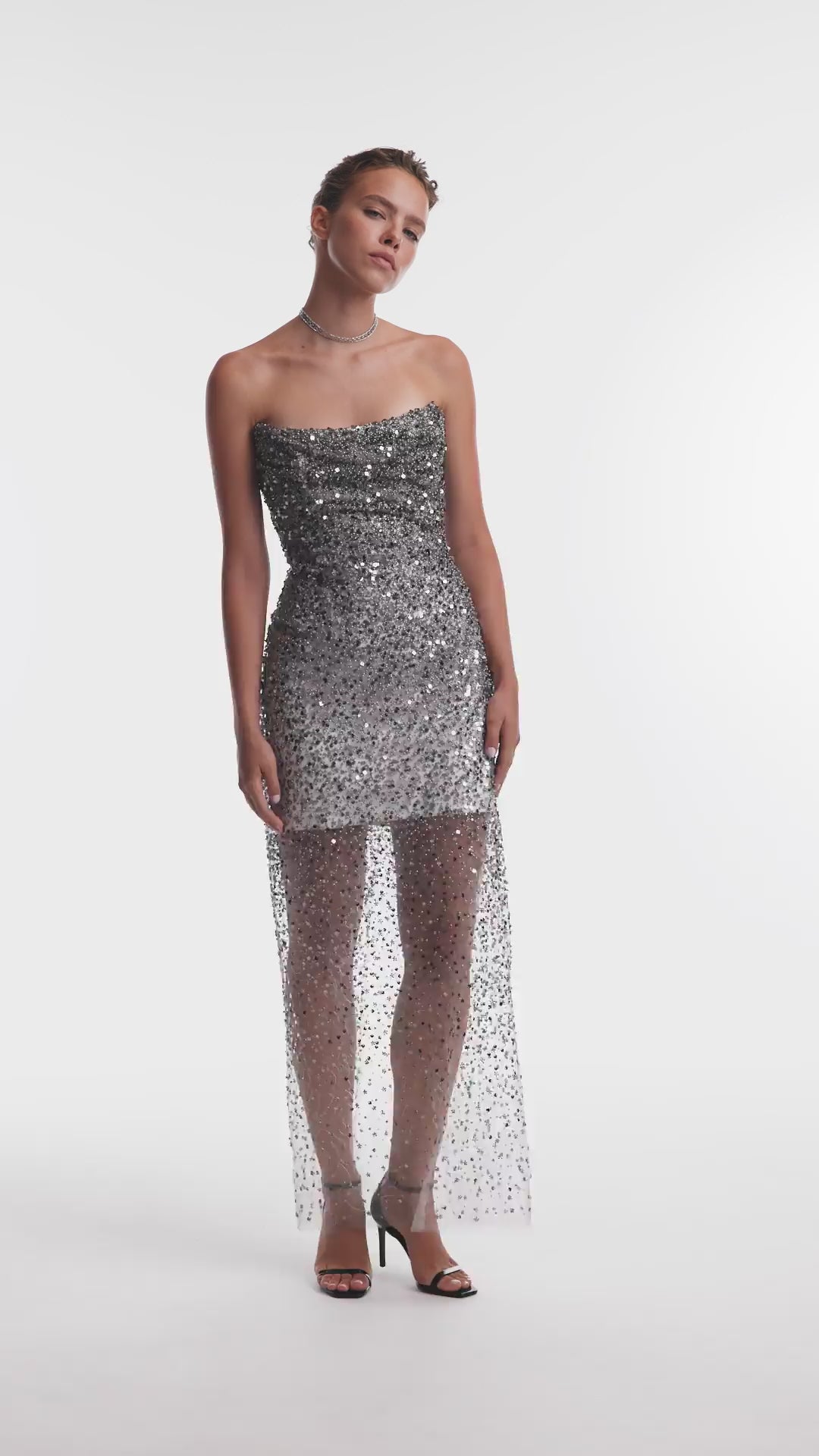 Ефектна напівпрозора срібна максісукня з лелітками